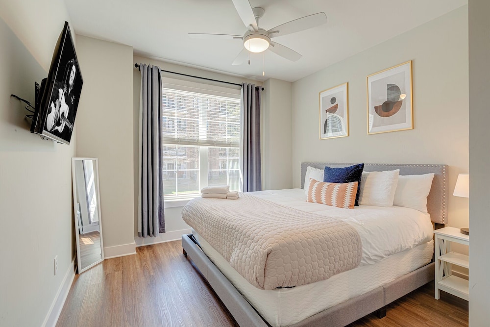 Modern Melrose-sleeps 8- Mins to Downtown Broadway