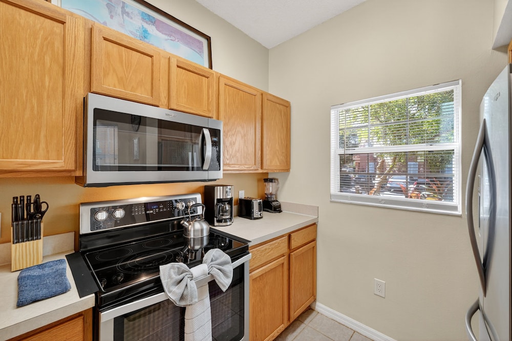 Modern Kissimmee Townhouse Near Disney 3 Bedroom Townhouse