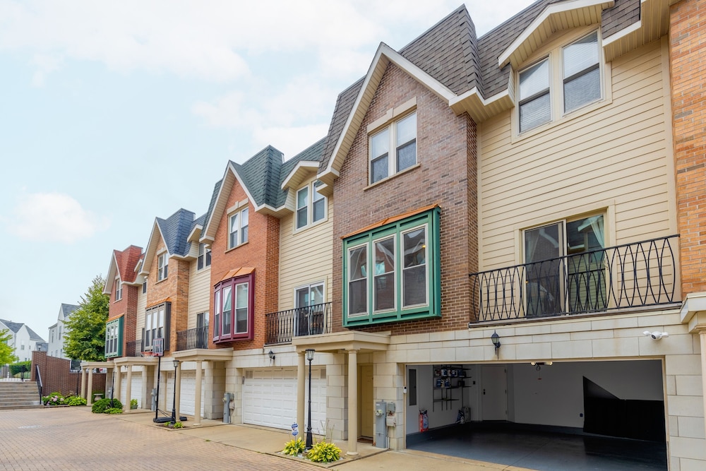 Windy City Getaway 3br 2ba Chicago Townhouse 3 Bedroom Home by RedAwning view 3