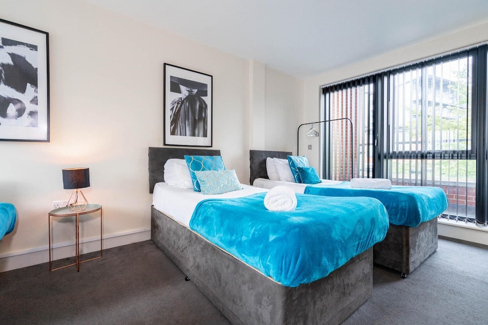 Modern Townhouse Close to Birmingham City Centre view 2