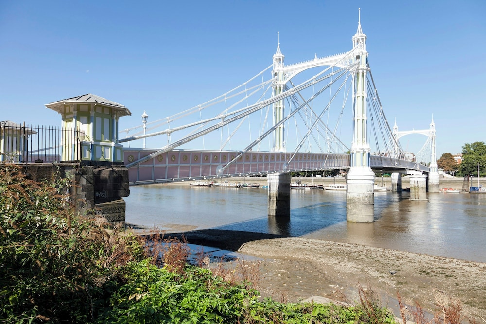 Albert Bridge Road II by Onefinestay