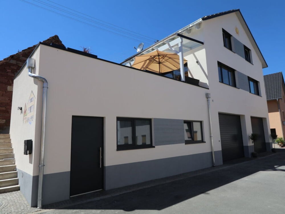 Welcoming Apartment Near Lake