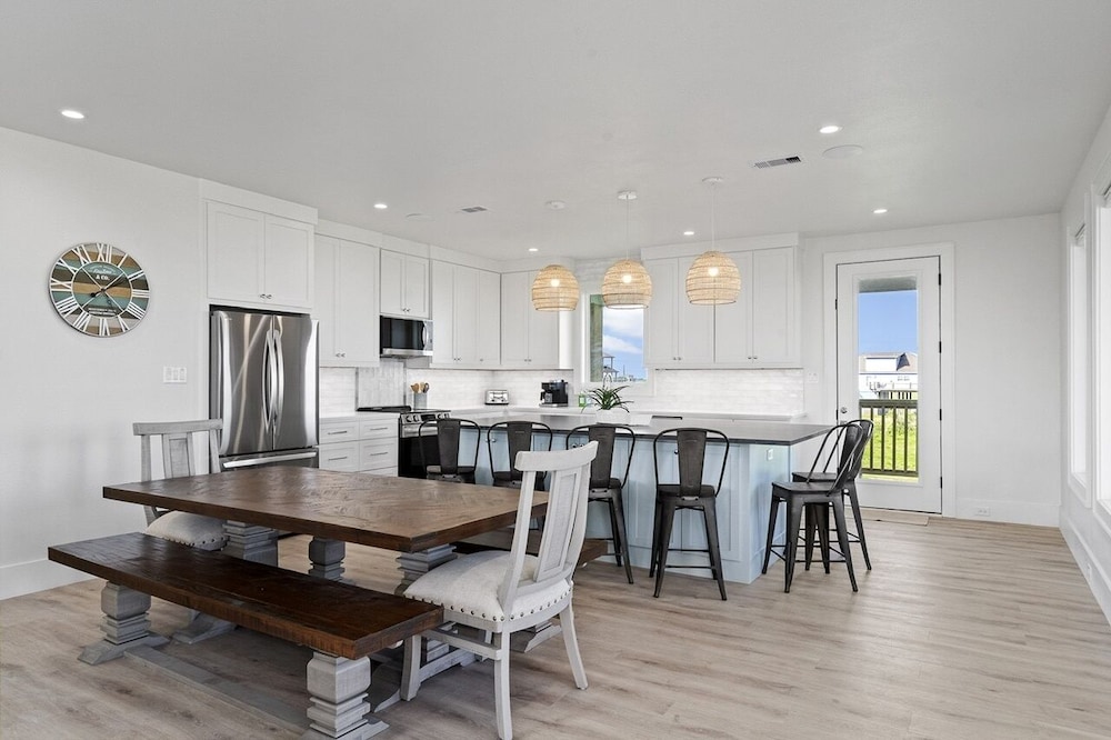 The Big Shore 4 Bedroom Home by RedAwning