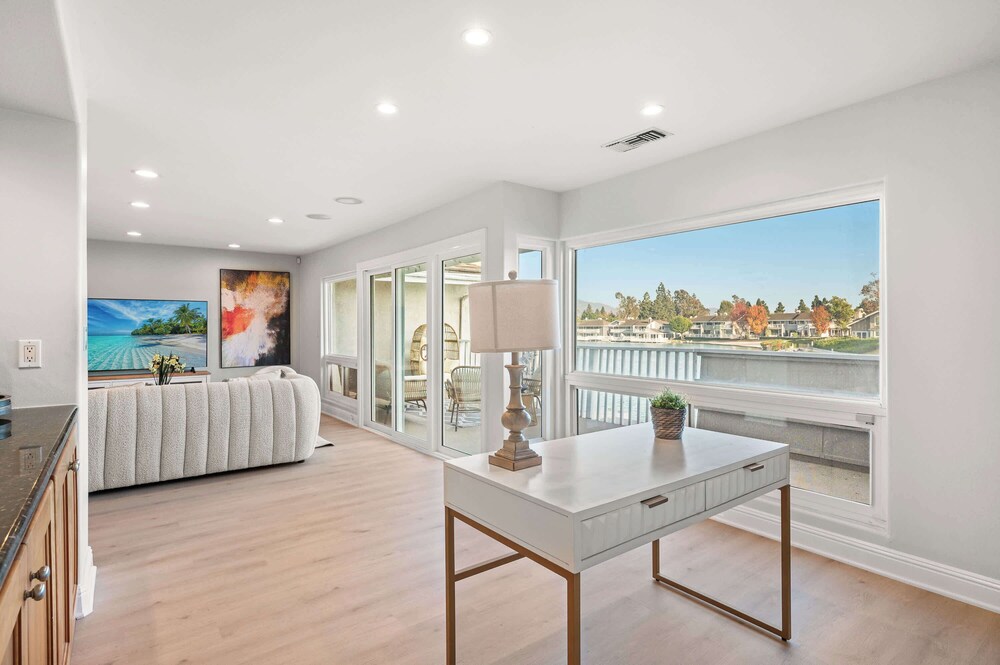 Waterfront Retreat With Stunning Views & Modern Co