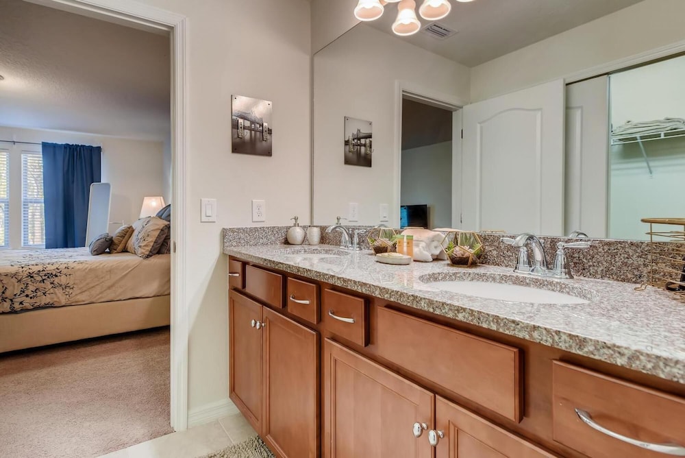 8843 GC - Windsor at Westside - Luxury 5 Beds Townhome - Image 5