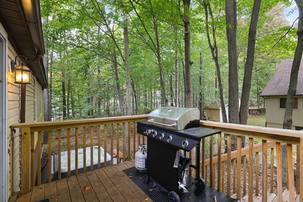 Moshannon Tree-lined Pocono Retreat w Hot Tub Firepit Pool Table