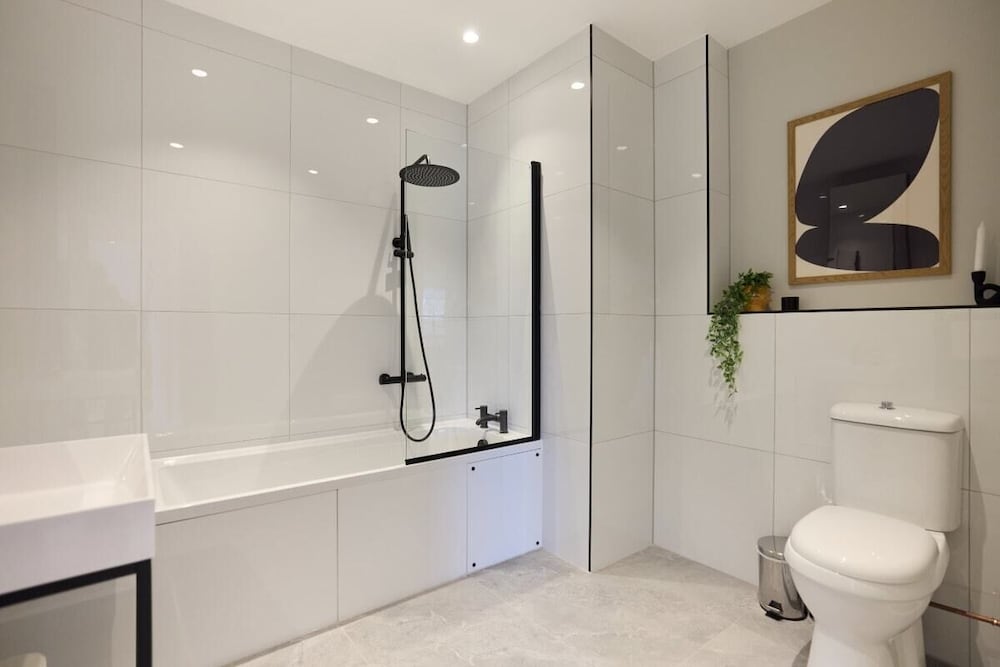 The Brondesbury Escape - Cosy 1bdr Flat With Balcony + Parking