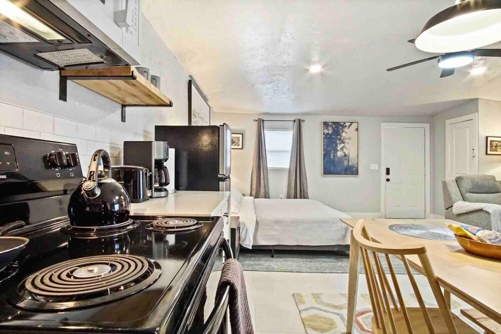 Oklahoma City Vacations - 3-story 6-bedroom 4 Bathrooms 3min-asian Dist - Property Image 10