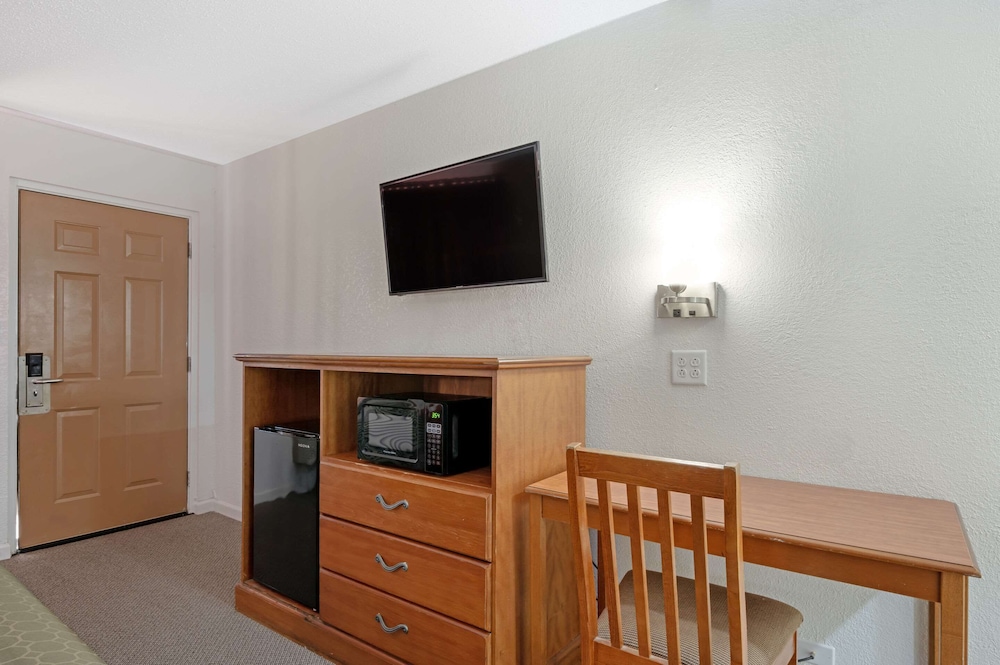 Rodeway Inn Terre Haute near University