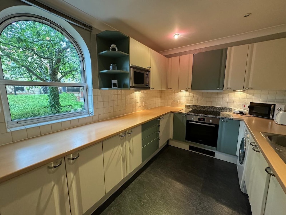 Luxury Apartment In London - Pool Spa & Gym