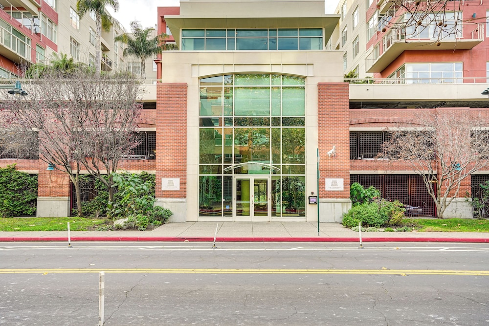 Luxe Condo w/ Private Patio & Perks in Emeryville! view 2