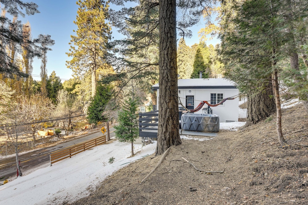 Lake Arrowhead Hideaway w/ Deck & Hot Tub