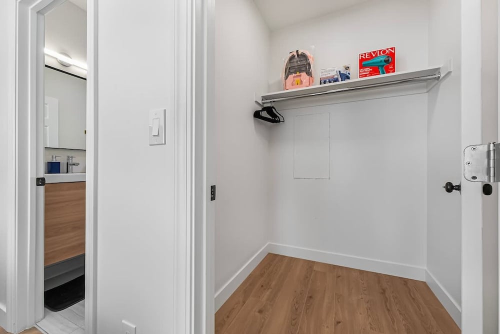 Massive 8BR Home in Hayward With AC Free Parking