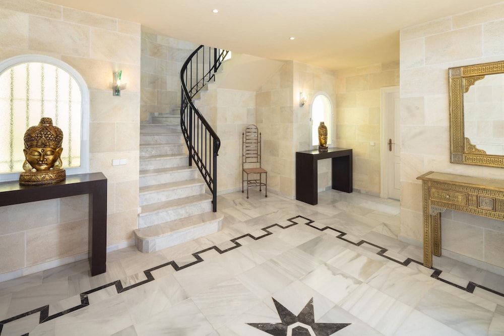 Large Luxury Family Villa 500m From Beach