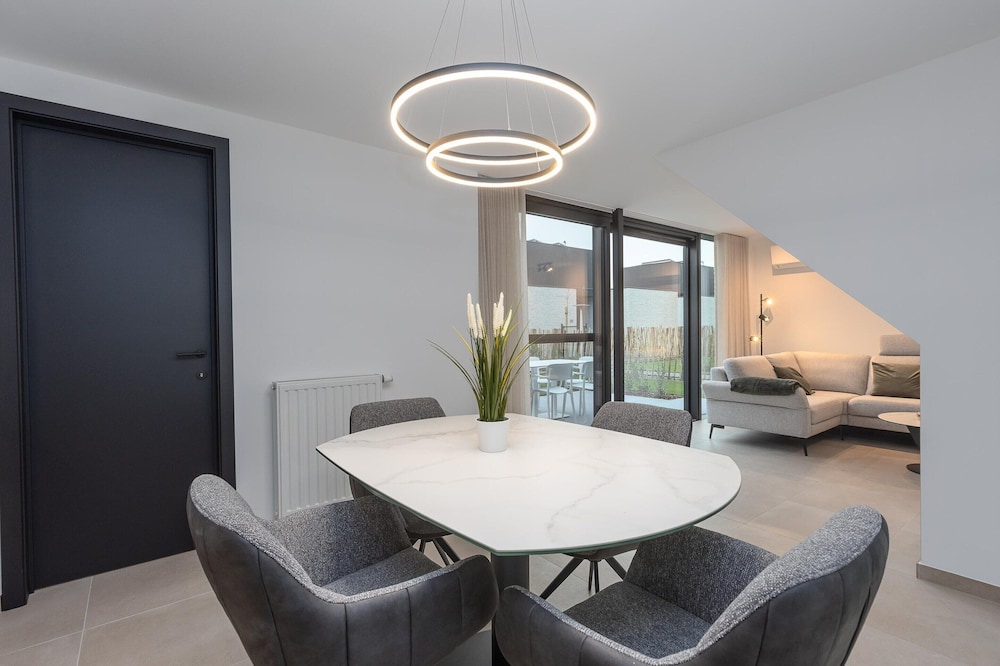 Newly Built Holiday Home for 6 People by the sea