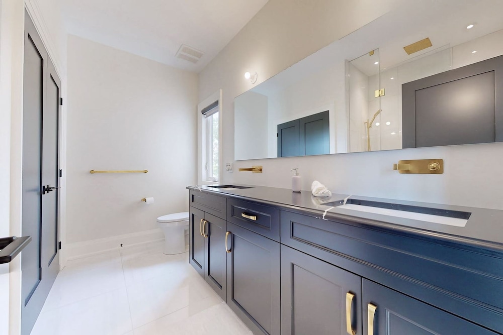 Lucky Mansion Luxury Villa in Fort Erie