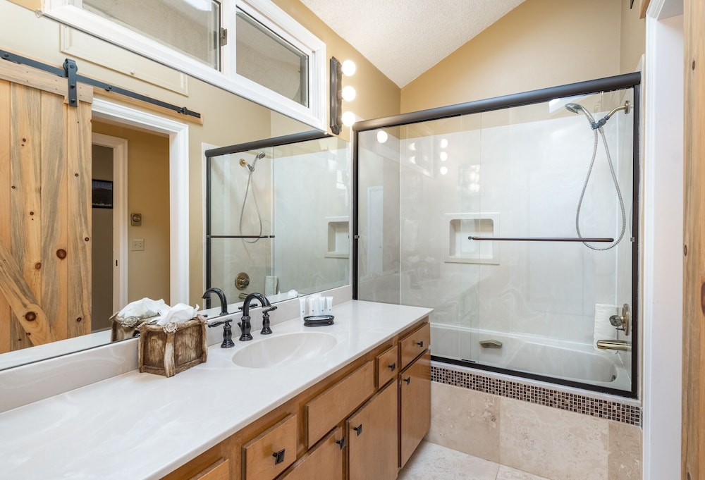 Cedar Upper Luxury Vacation At Windcliff 3 Bedroom Home by RedAwning - Property Image 39