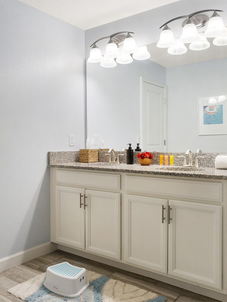 Orlando Resort Retreat Fun-filled Family Haven 5 Bedroom Home