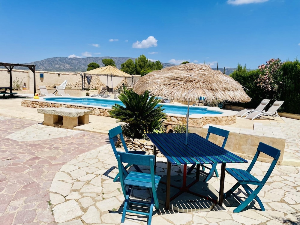 Pinoso/ubeda House With 6 Bedrooms
