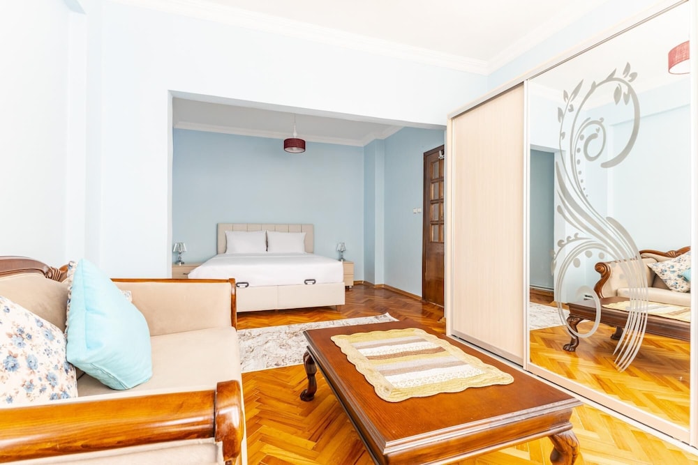 Retro Spacious Furnished Flat Near Kadikoy Marmaray