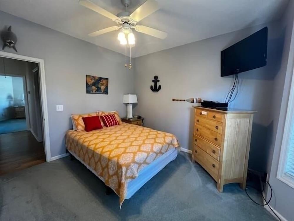 324 Lakeside 3 Bedroom Home by RedAwning view 5