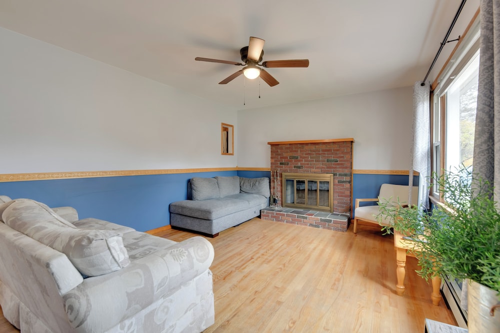 15 Mi to Cochran's Ski Area: Cozy Home w/ Yard!