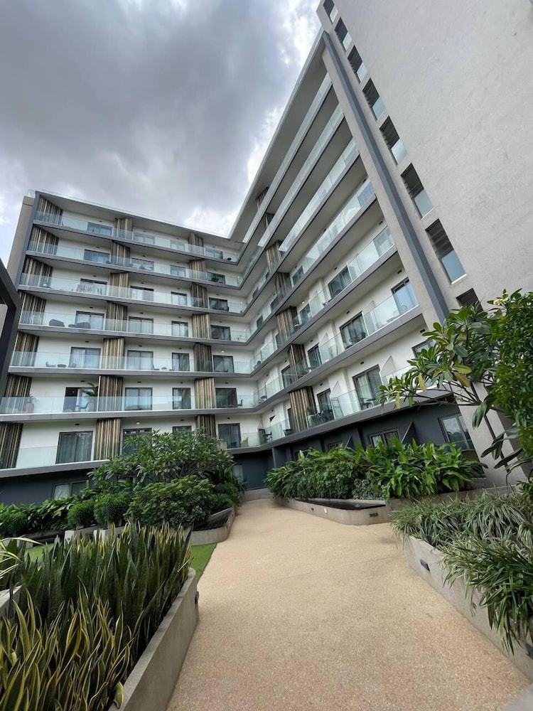 Lennox Luxury Suites by Cozy