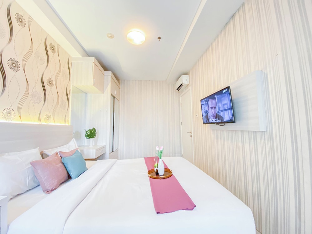 Spacious 2Br At Apartment Parahyangan Residence