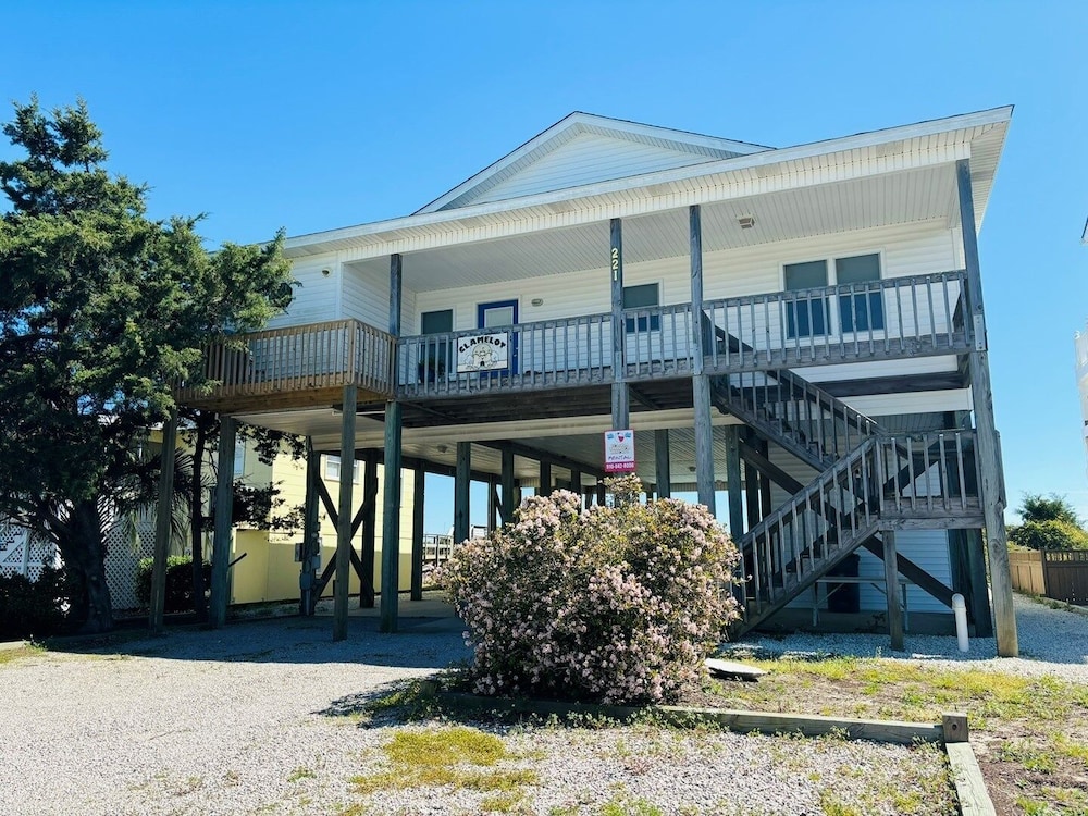 Clamelot 4 Bedroom Home by RedAwning
