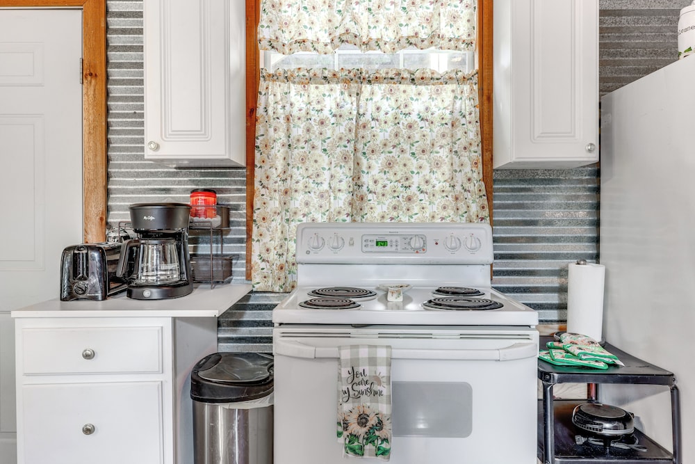Cozy Couple's Cottage w/ View Near Canyon Lake!