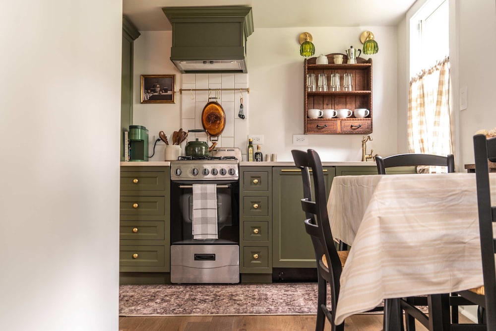 Magnolia Manor - Remodeled Home Near Downtown