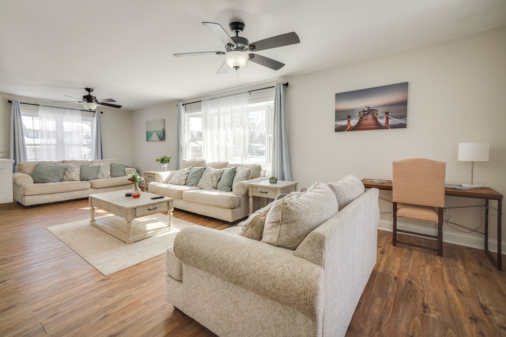 1/2 Mi to Lake Geneva: Home w/ Game Room