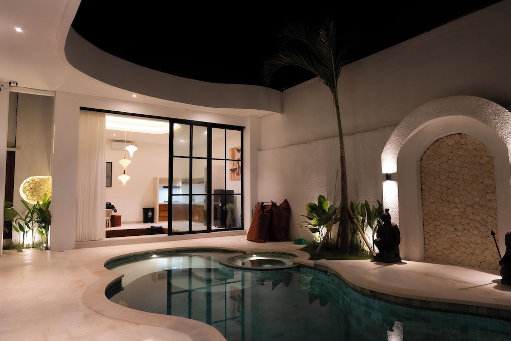 Tropical 2BR Private Villa, 6min Pererenan Beach