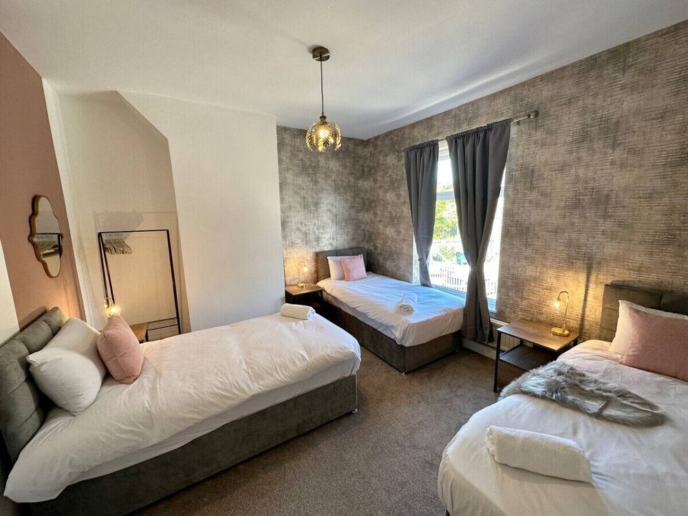 Three Bedroom Home Manchester sleeps 9 view 5