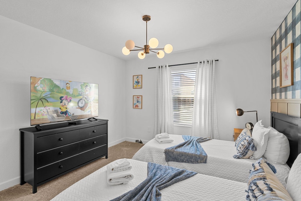 Amazing 4 Bedrooms Home With Pool Close to Disney