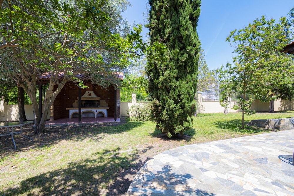 Linden House Left by Rentals Pro
