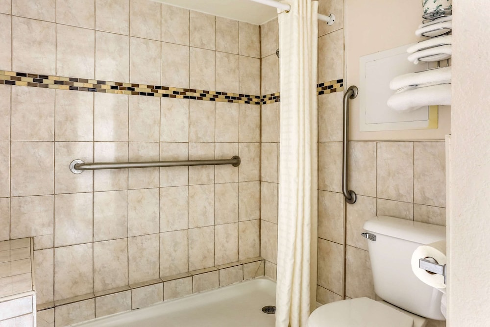 Econo Lodge Shorewood