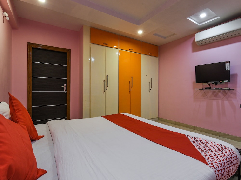 OYO 18612 Sree Sai Surya Service Apartment