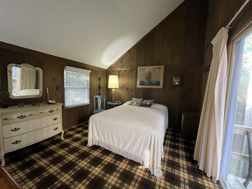 Will's Hideaway 3 Bedroom Cottage by RedAwning