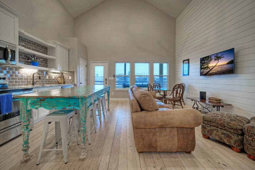 The Pintail by Avantstay Pool Access Boat Dock
