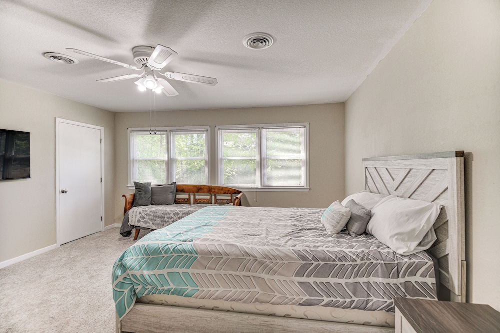 Pet-friendly Virginia Beach Abode w/ Deck & Grill! view 3