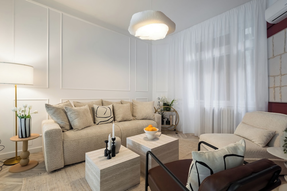 Refined & Spacious 3-Bedroom Flat Near Cismigiu, Balcony with Boulevard Views