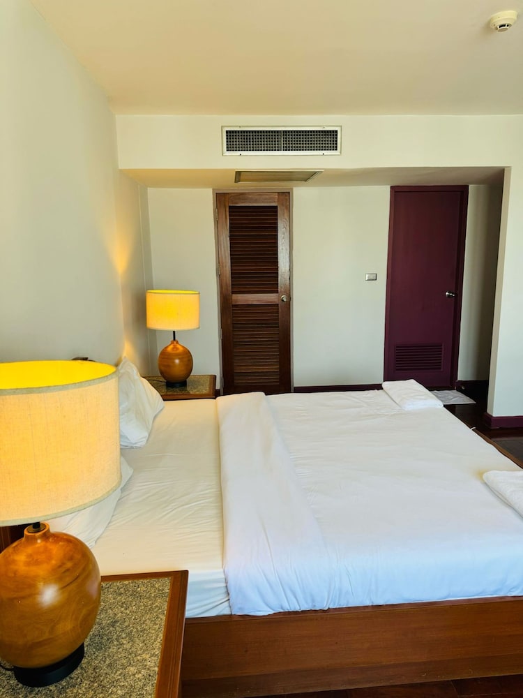 Omni Tower Sukhumvit Nana - Direct
