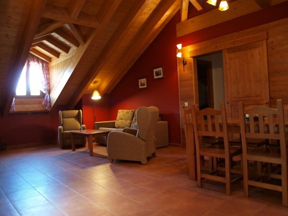 Casas Pirineo Aínsa: Historic Palace & Garden