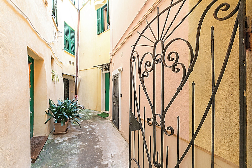 Saro House