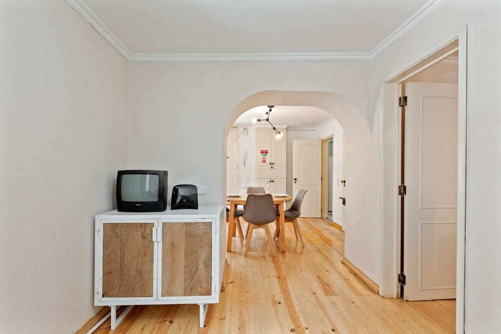 Portuguese Design 1 Bedroom Apartment in the Heart of Lisbon view 5