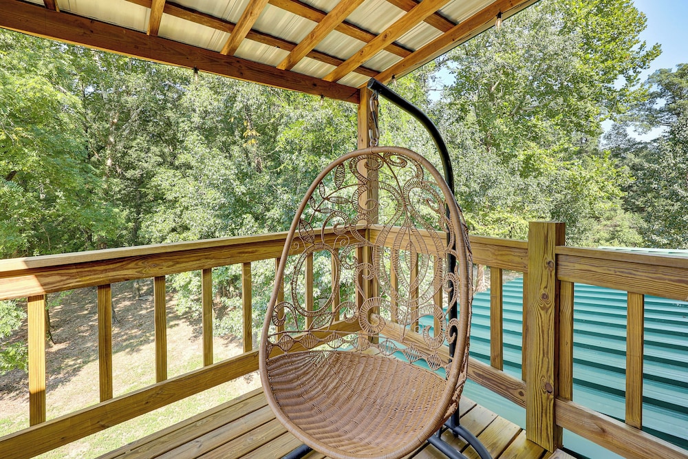 Creek Access, Games: Family-friendly Royal Retreat