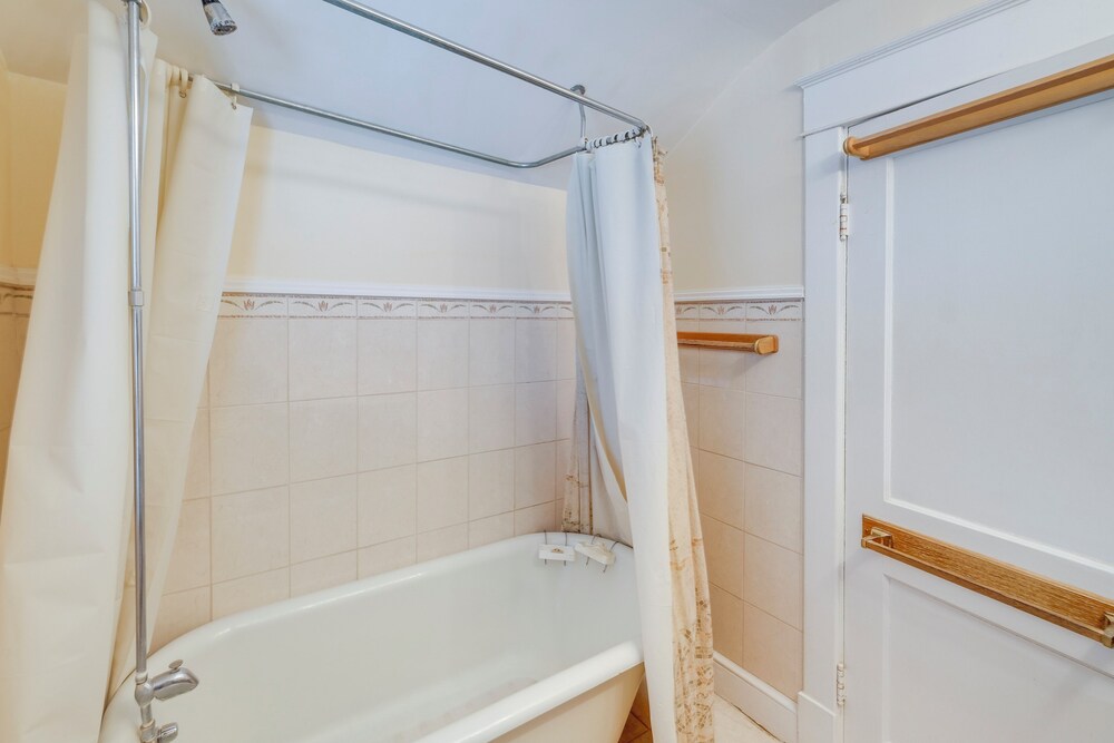 1 Mi to East Falls Station: Home w/ Office!, photo 11