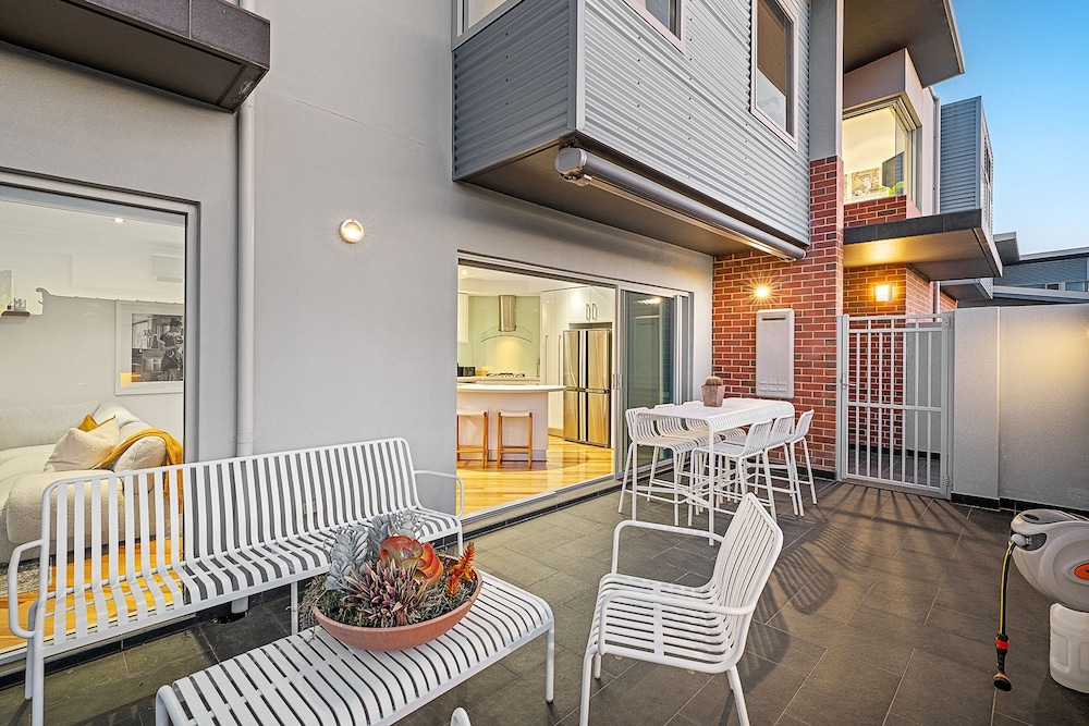 Designer Luxury 3brd - Epic Views - South Perth