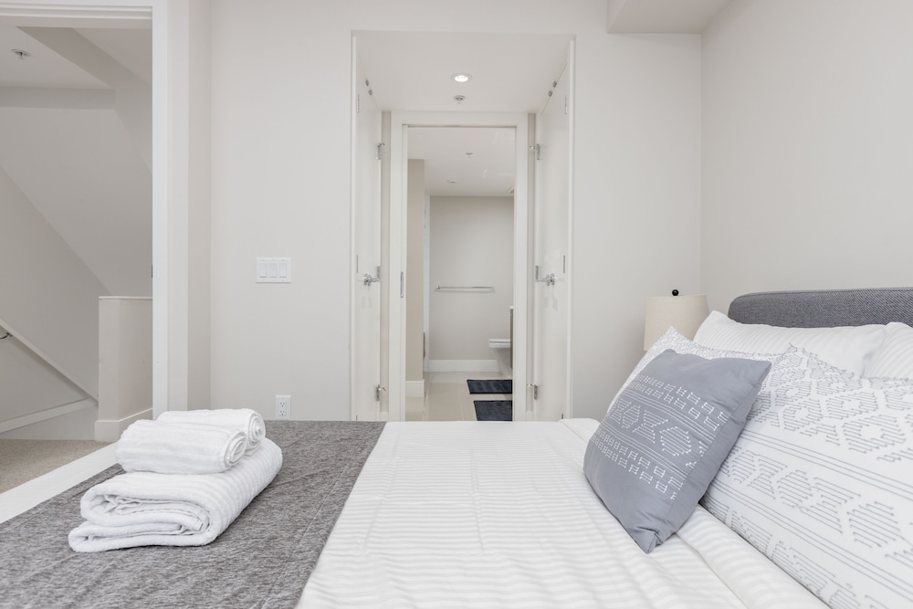 7476 Granville St - Image 3